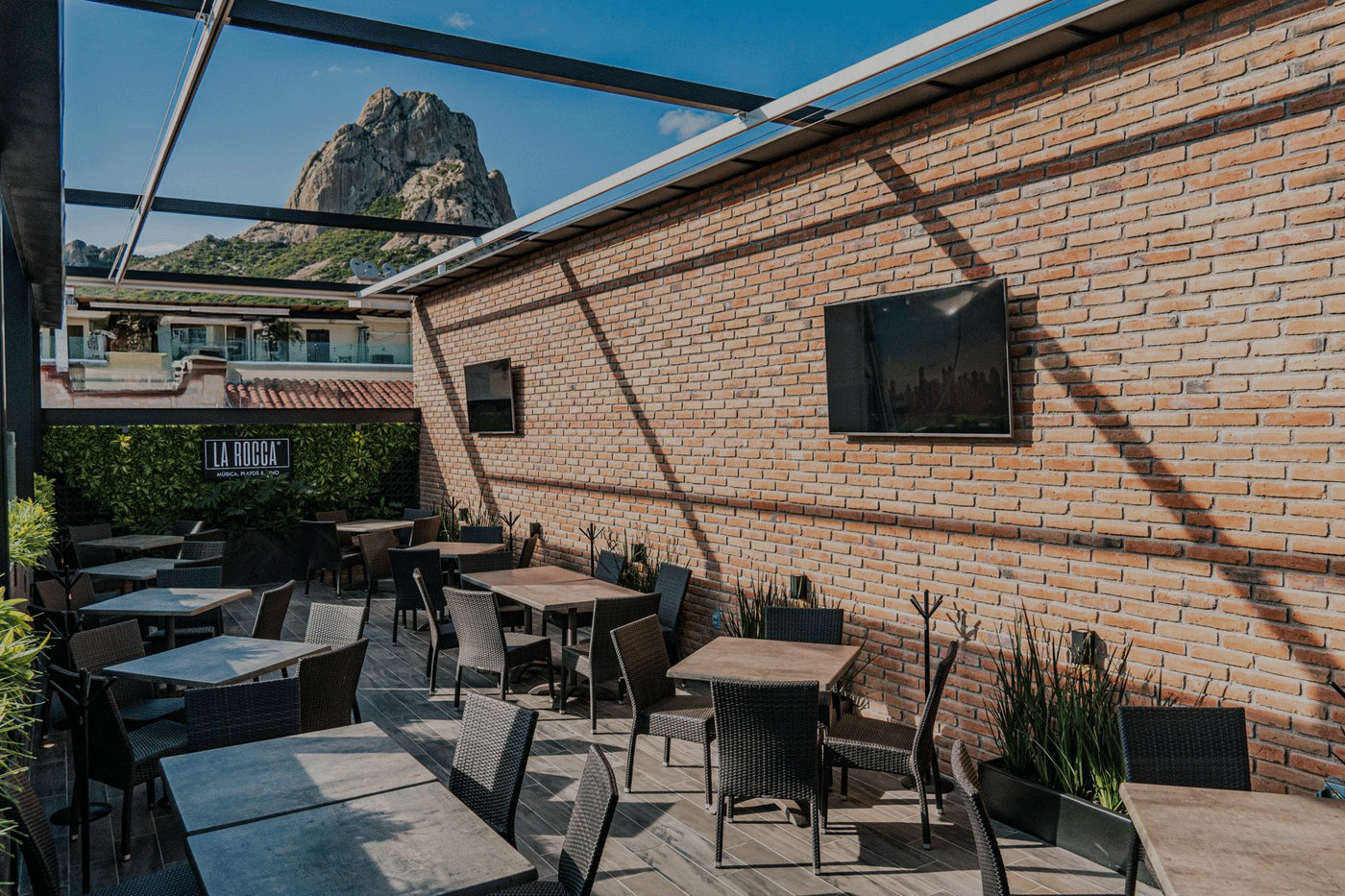 Terraza La Rocca con vista a la Peña de Bernal
